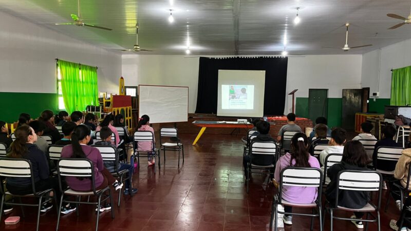 El tiempo que se dedica a las pantallas, tema de debate en las escuelas