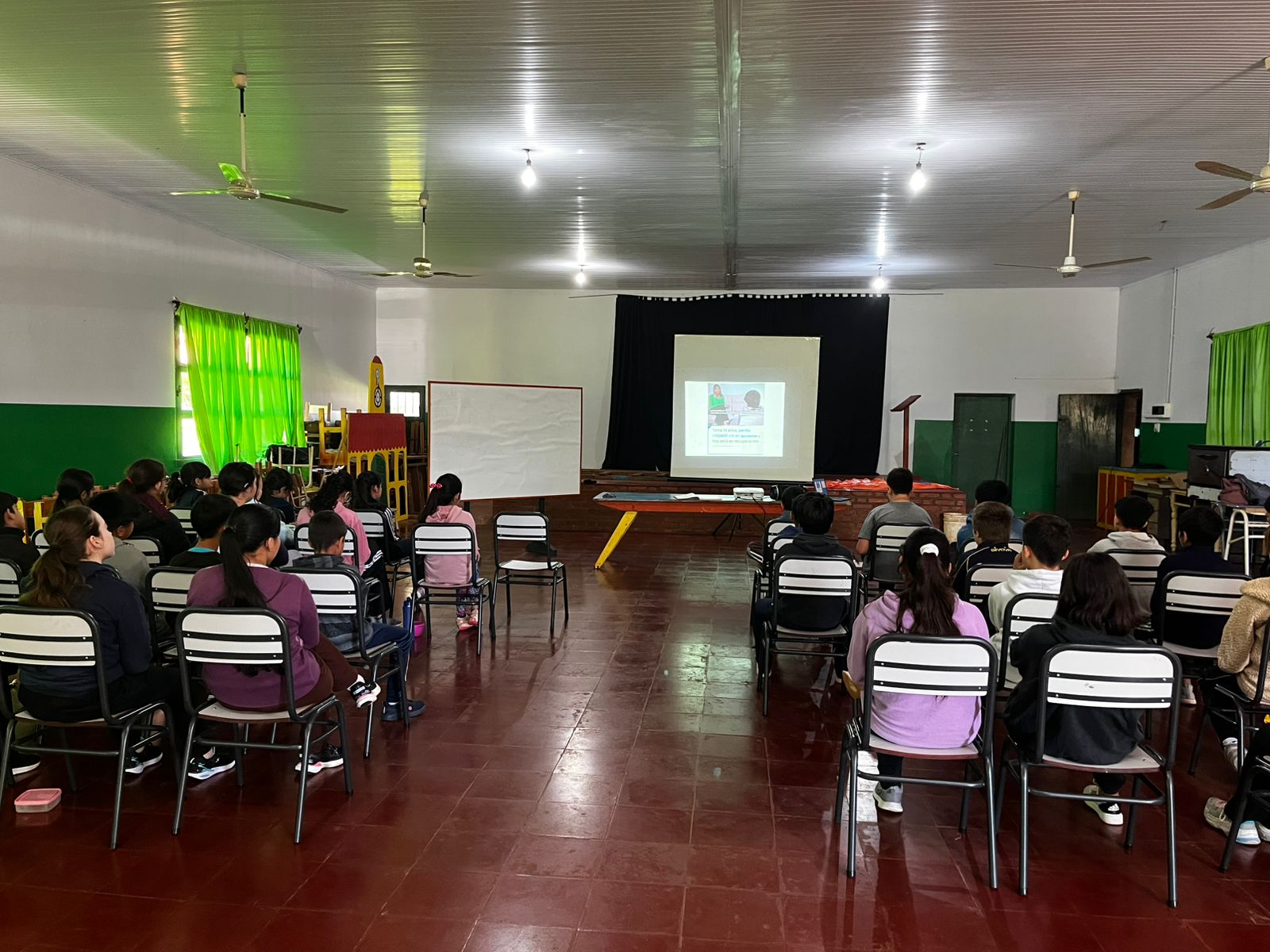 El tiempo que se dedica a las pantallas, tema de debate en las escuelas