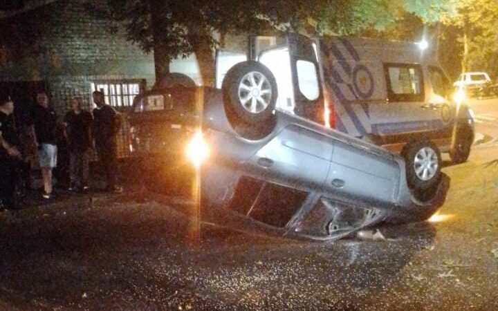 Un coche volcó frente a la Escuela de Comercio