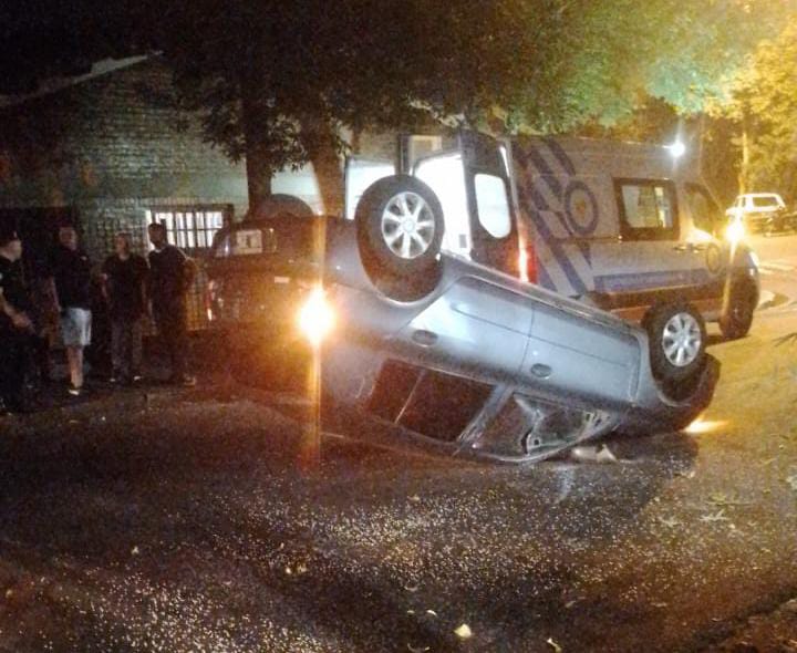 Un coche volcó frente a la Escuela de Comercio
