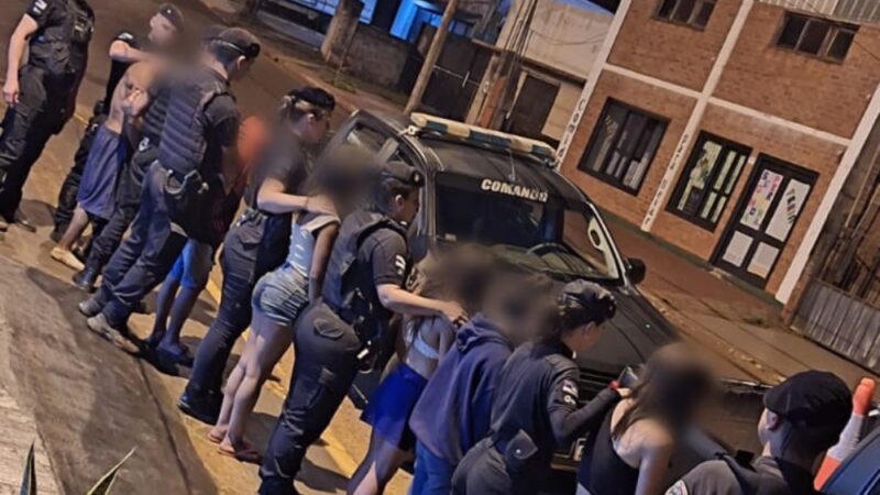 Seis heridos por enfrentamiento entre jóvenes y policías en barrio Gunther