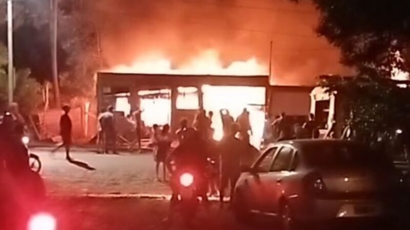 Varias casas incendiadas en barrio Cien Hectáreas: los bomberos trabajan en el lugar