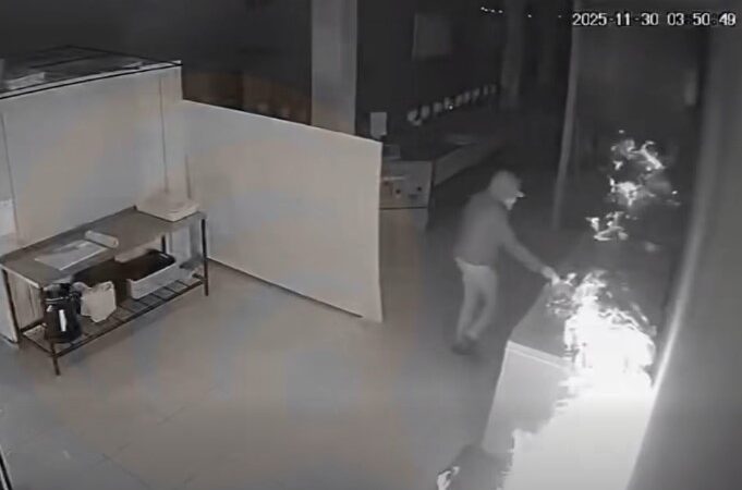 Enmascarado irrumpió en una carnicería, roció el interior con nafta y quemó el lugar