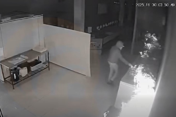 Enmascarado irrumpió en una carnicería, roció el interior con nafta y quemó el lugar