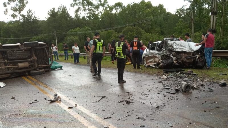 Por lo menos 4 muertos en un choque de 3 vehículos en San Ignacio