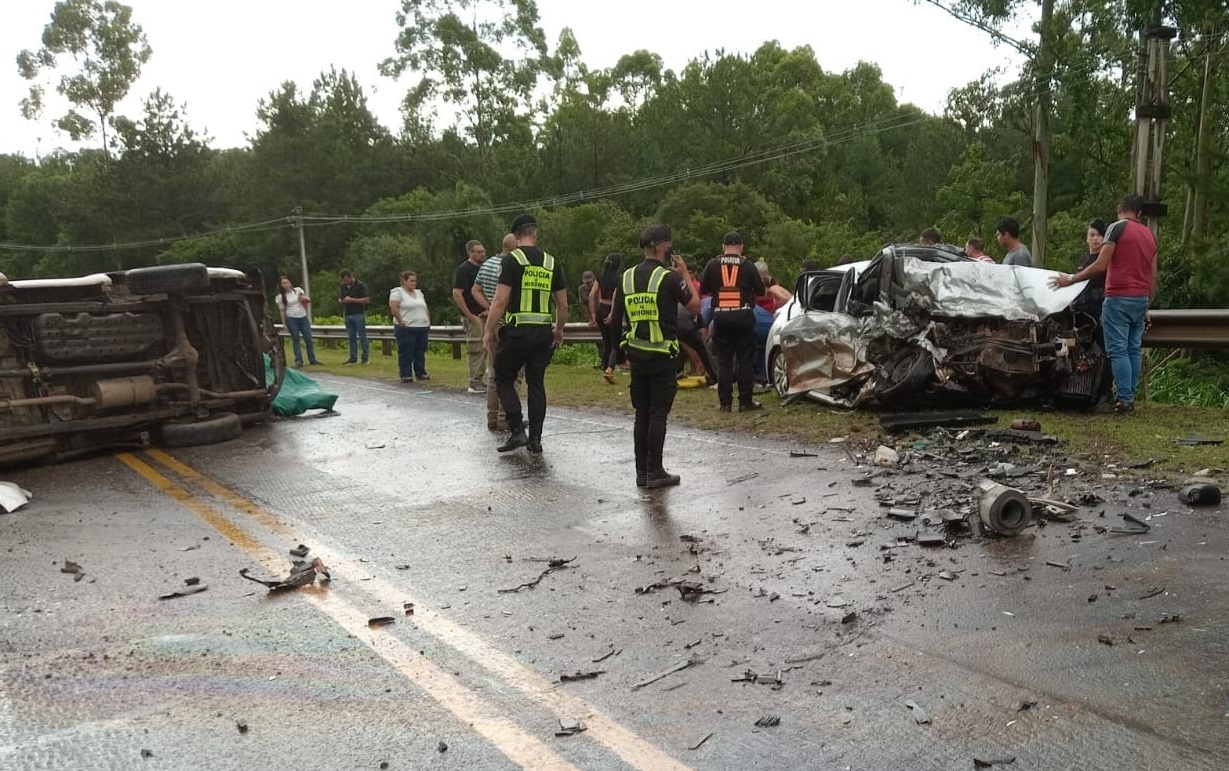 Por lo menos 4 muertos en un choque de 3 vehículos en San Ignacio