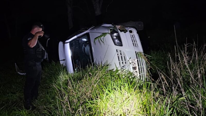Pareja con su bebé transitaba en un coche que volcó por desviar un perro en Campo Ramón