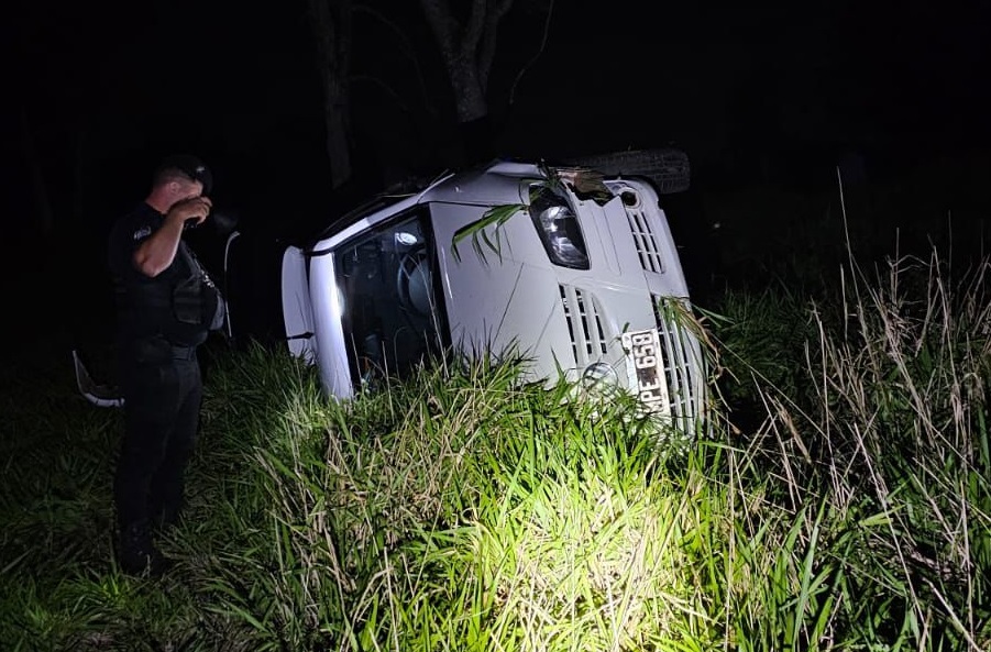 Pareja con su bebé transitaba en un coche que volcó por desviar un perro en Campo Ramón