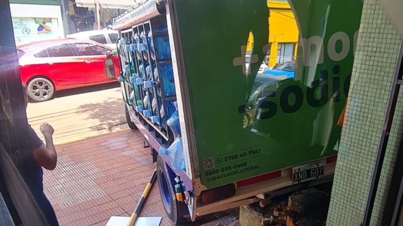 Camión de Ivess sufrió un desperfecto e impactó contra la sede de la obra social Camioneros