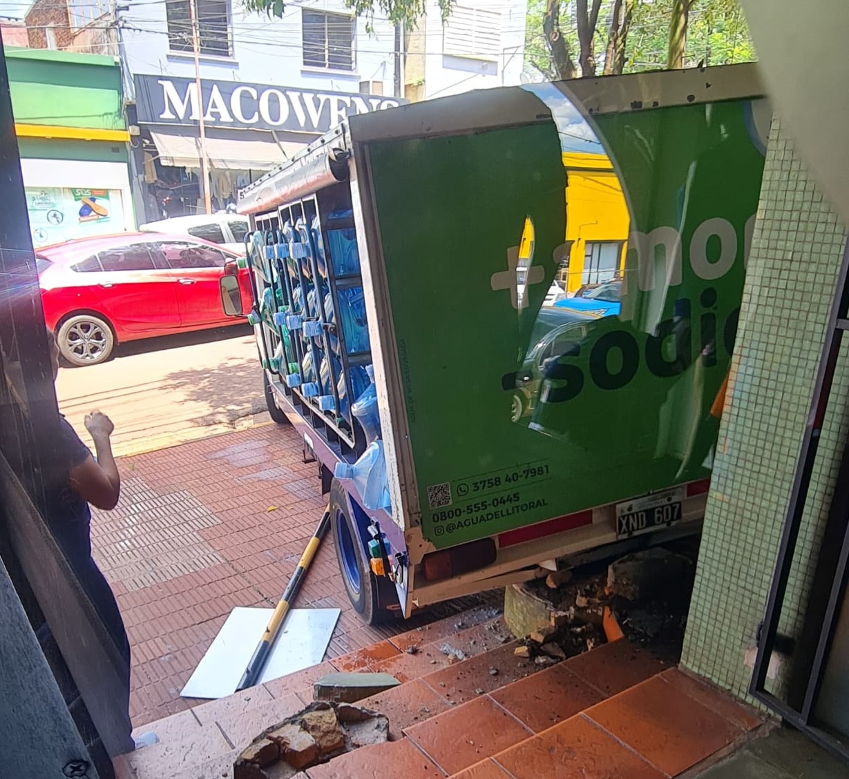 Camión de Ivess sufrió un desperfecto e impactó contra la sede de la obra social Camioneros