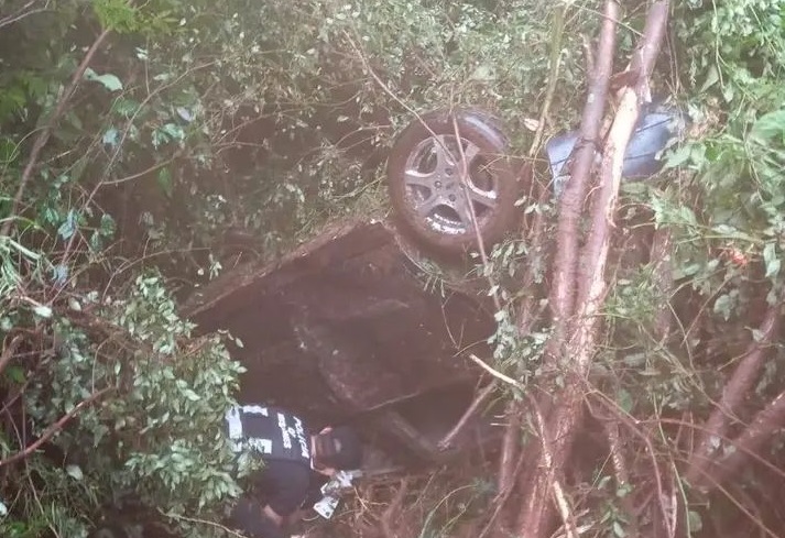 Despiste de un coche dejó dos lesionados en el límite de Oberá y San Martín