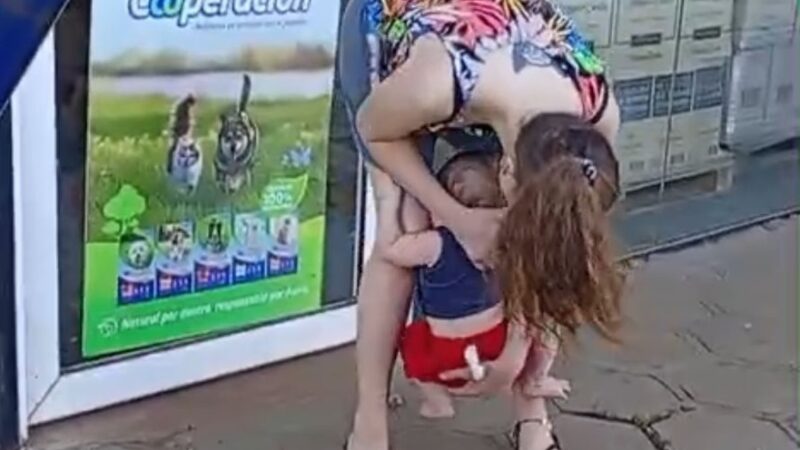 La Policía rescató a un bebé de seis meses que era maltratado por su mamá en la calle