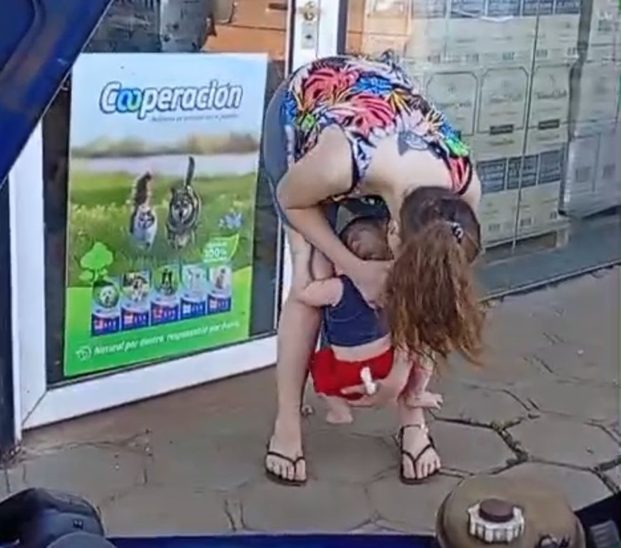 La Policía rescató a un bebé de seis meses que era maltratado por su mamá en la calle