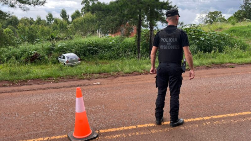Quiso pasar a otro coche, perdió el control y despistó