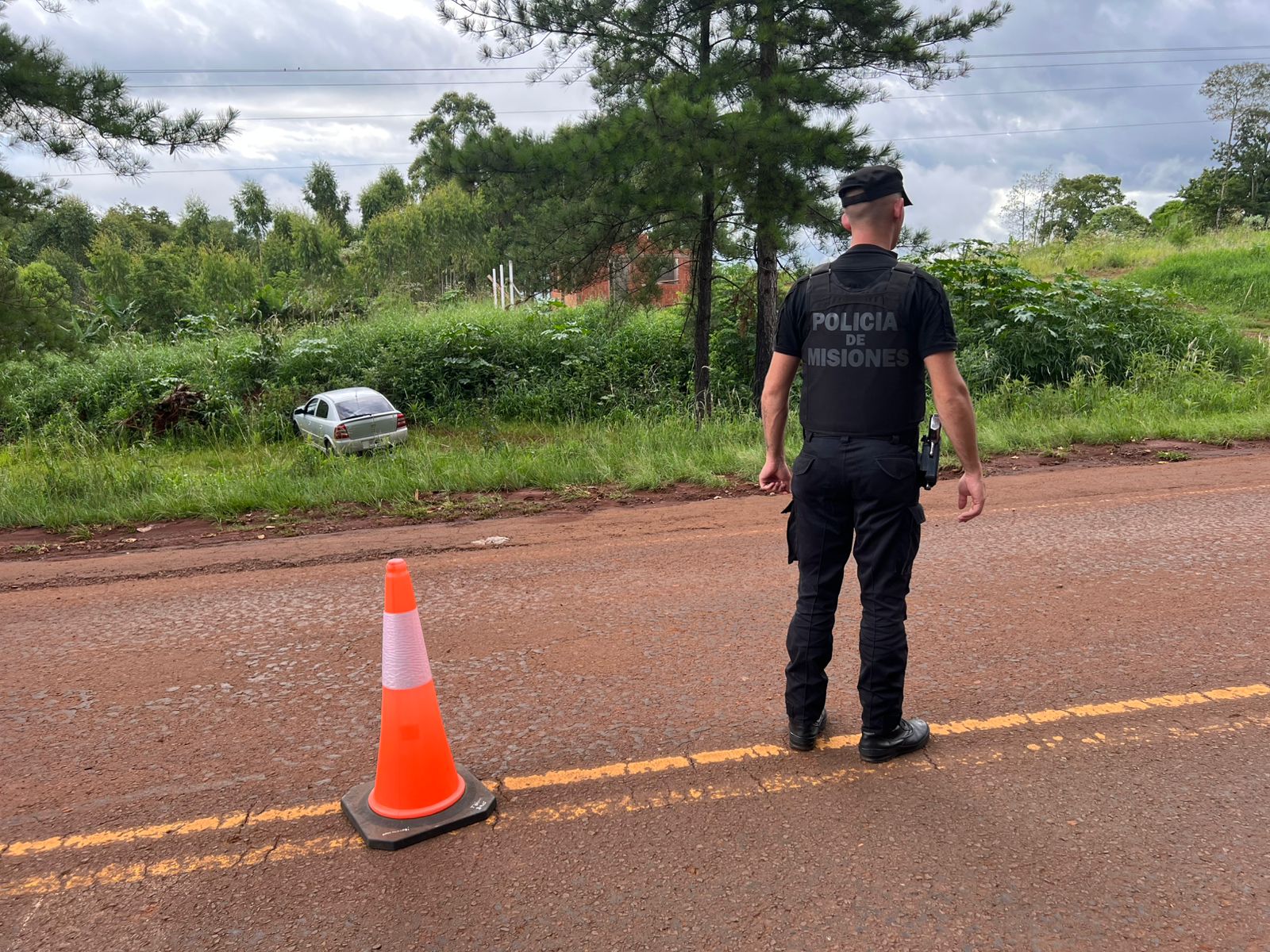 Quiso pasar a otro coche, perdió el control y despistó