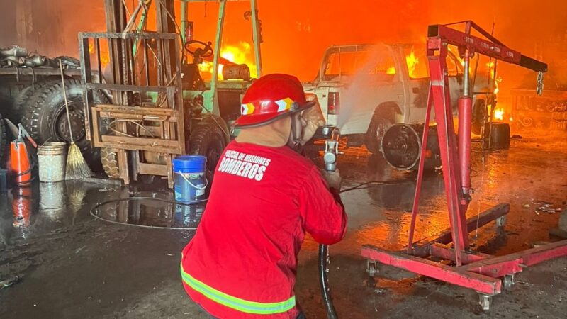 Cocinaban para los perros, saltaron unas chispas y se quemó un taller con vehículos adentro