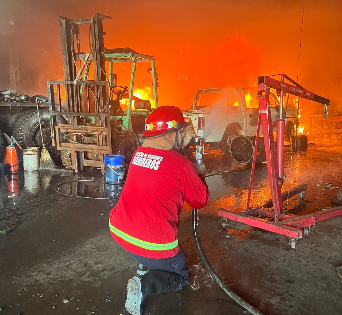 Cocinaban para los perros, saltaron unas chispas y se quemó un taller con vehículos adentro