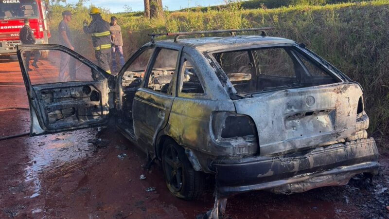 Iba a trabajar y una falla eléctrica derivó en el incendió total de su coche