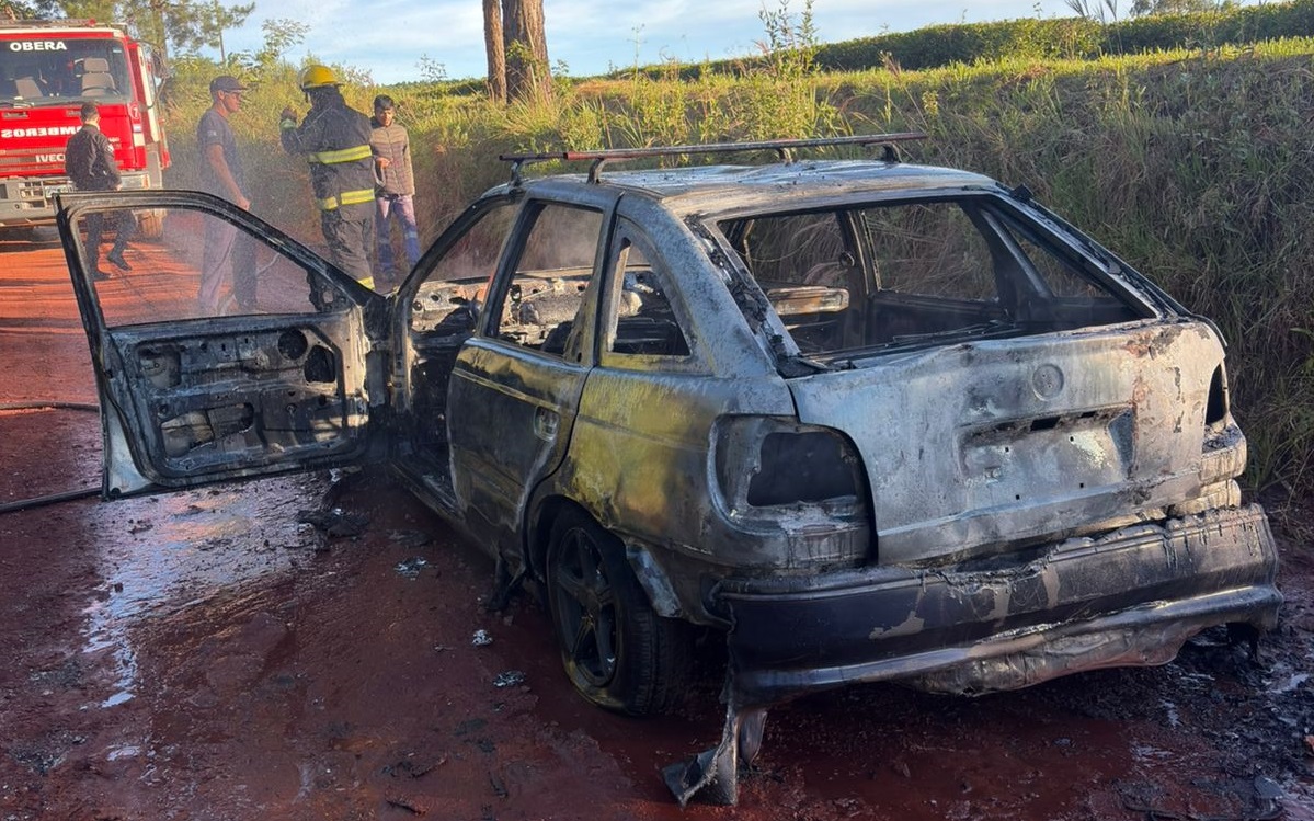 Iba a trabajar y una falla eléctrica derivó en el incendió total de su coche