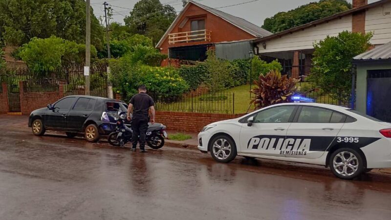 Motociclista chocó un auto estacionado y sufrió la fractura de una mano
