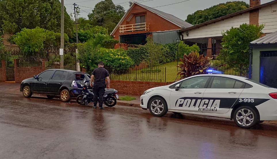 Motociclista chocó un auto estacionado y sufrió la fractura de una mano