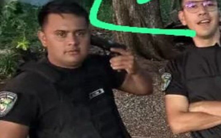 Policía posó apuntándose el arma en la cabeza y se viralizó: ordenaron estudios psicológicos