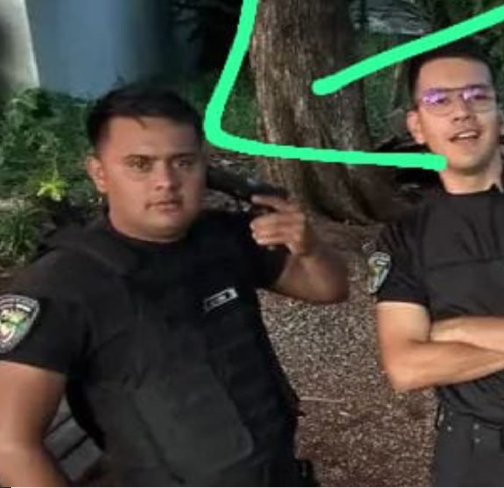 Policía posó apuntándose el arma en la cabeza y se viralizó: ordenaron estudios psicológicos