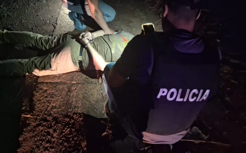 Dos policías de Alem fueron detenidos por venta ilegal de armas