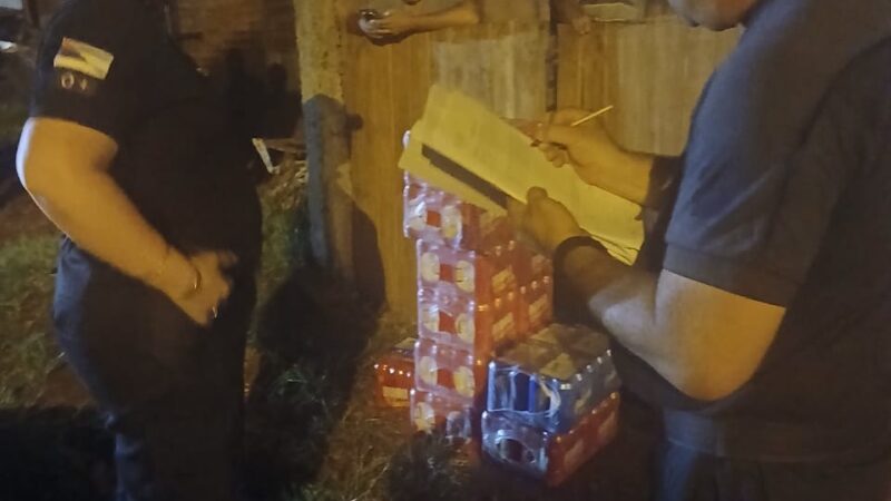 La Policía recuperó varios packs de cerveza de la carga saqueada en Villa Vick