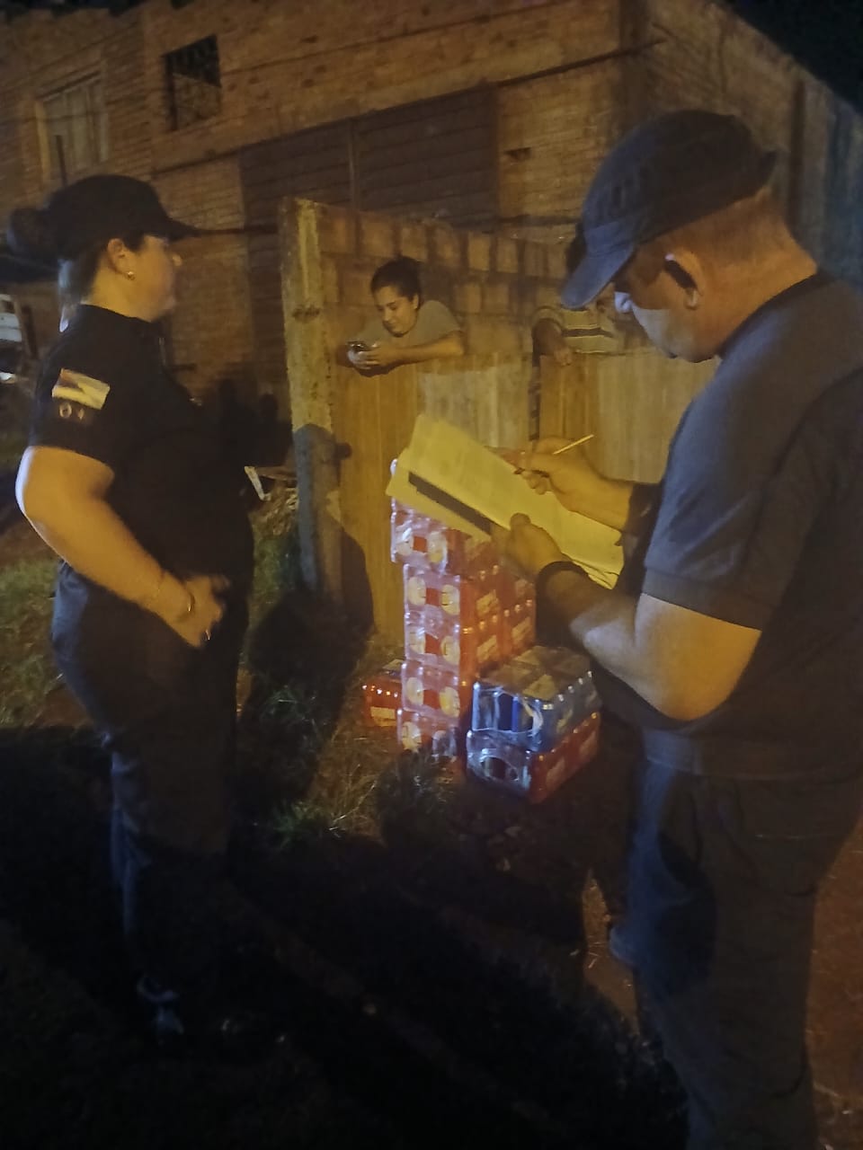 La Policía recuperó varios packs de cerveza de la carga saqueada en Villa Vick