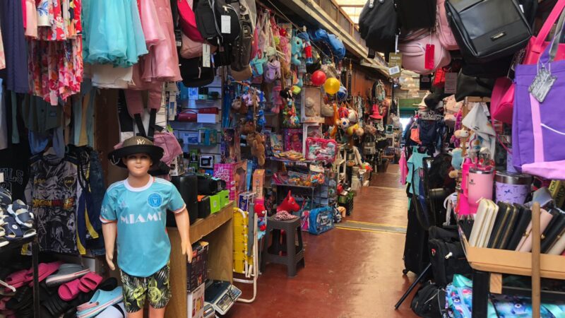 Puesteros del Paseo del Monte ven en riesgo su fuente laboral por exigencias de la propietaria