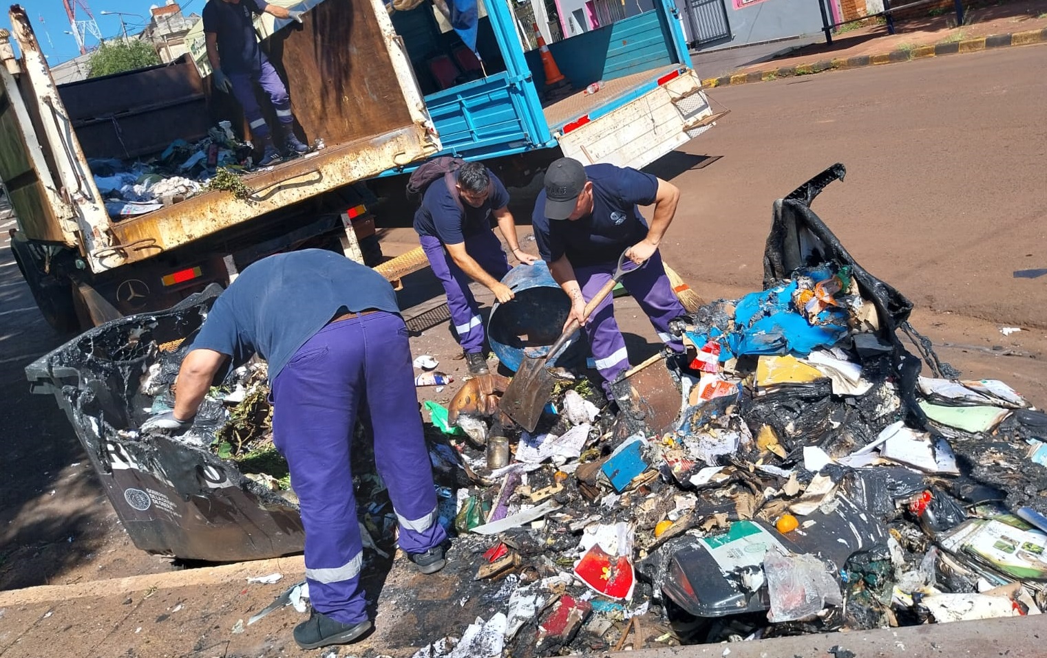 Quemaron dos contenedores de residuos del centro de Oberá y buscan identificar a los autores