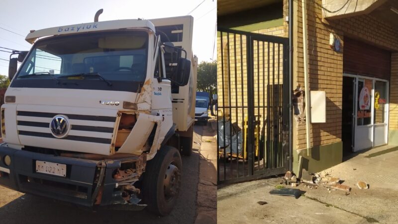 Camión de residuos despistó y chocó contra un muro de Doña Laura