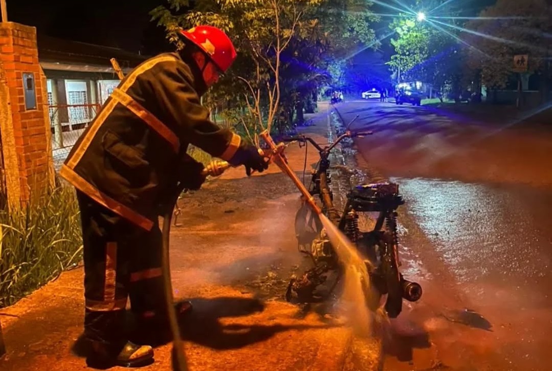 Se incendió una moto en Villa Svea: no hubo heridos