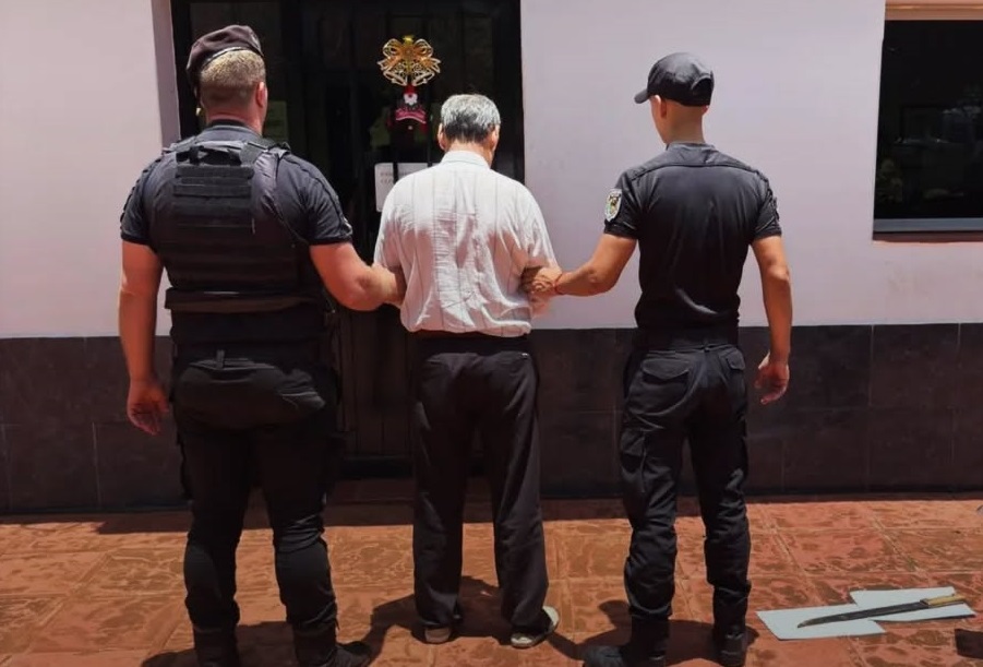 Se dice “creyente” y quiso “educar” a machetazos a un hijastro de 14 años: el menor sufrió cortes en ambos brazos