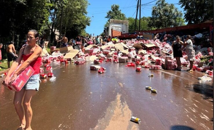 “La gente se llevó más de la mitad de la carga”: tras vuelco de camión con cerveza en Villa Vick