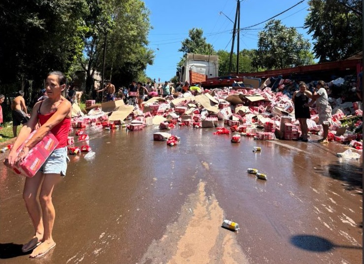 “La gente se llevó más de la mitad de la carga”: tras vuelco de camión con cerveza en Villa Vick
