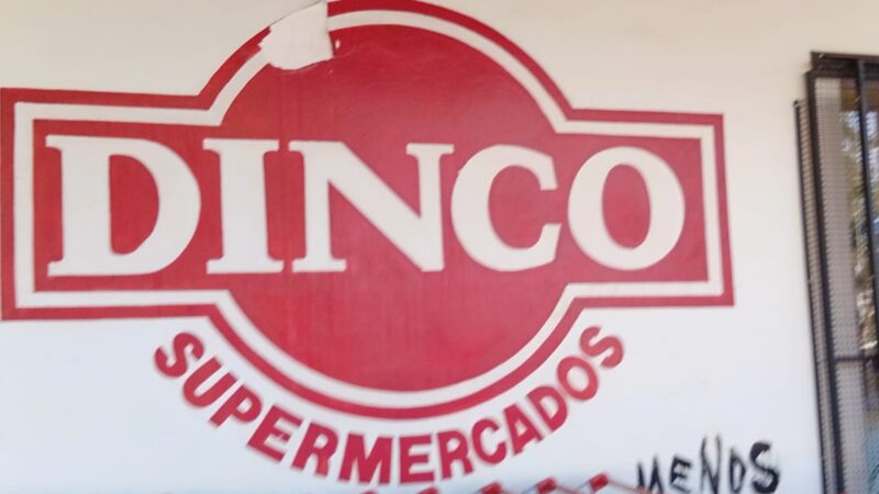 Reclama “derecho de autor” por slogan de un supermercado y realizó pintadas en protesta: increíble pero cierto