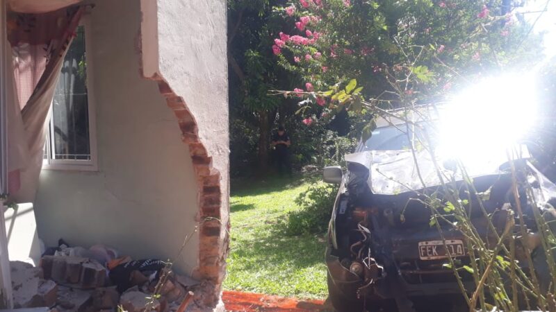 Conductora de 83 años despistó y chocó contra una casa en barrio Caballeriza