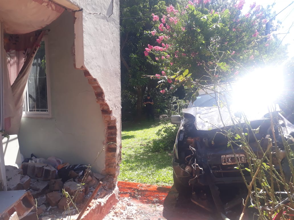 Conductora de 83 años despistó y chocó contra una casa en barrio Caballeriza