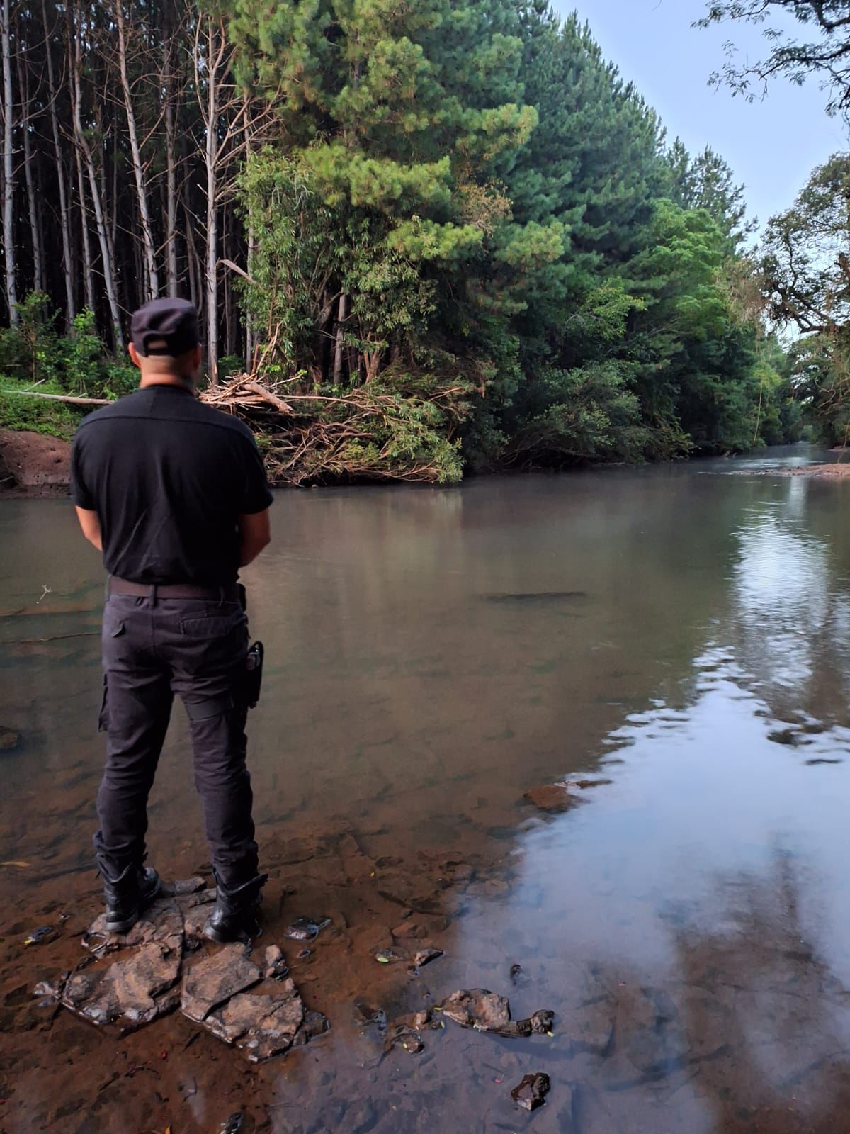 Investigan la muerte de un menor en un arroyo en Mártires