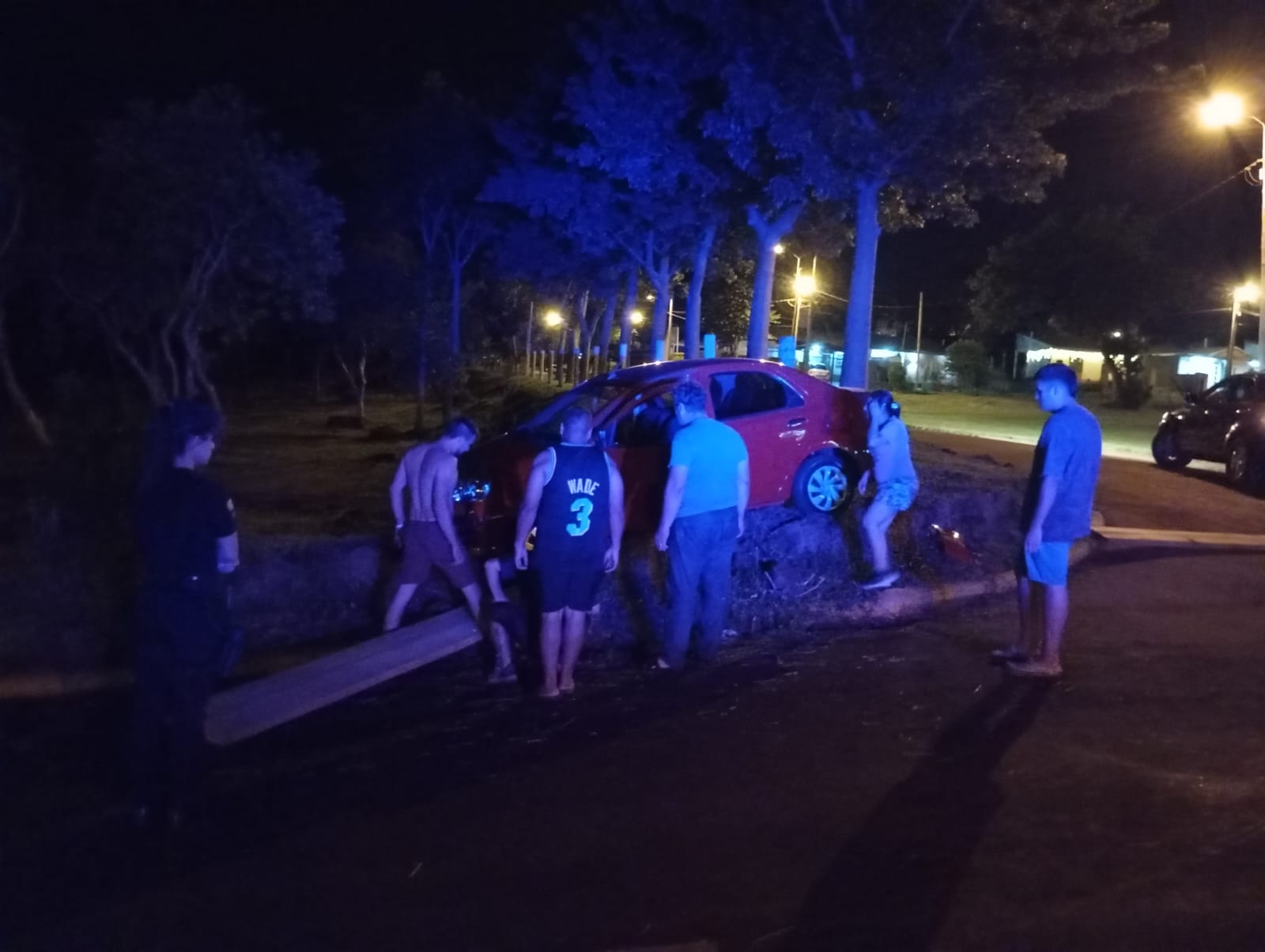 Una mujer despistó con su coche y terminó sobre una plazoleta de avenida Picada Vieja