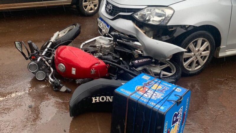 Motomandado resultó ileso tras choque con un auto en avenida Sarmiento