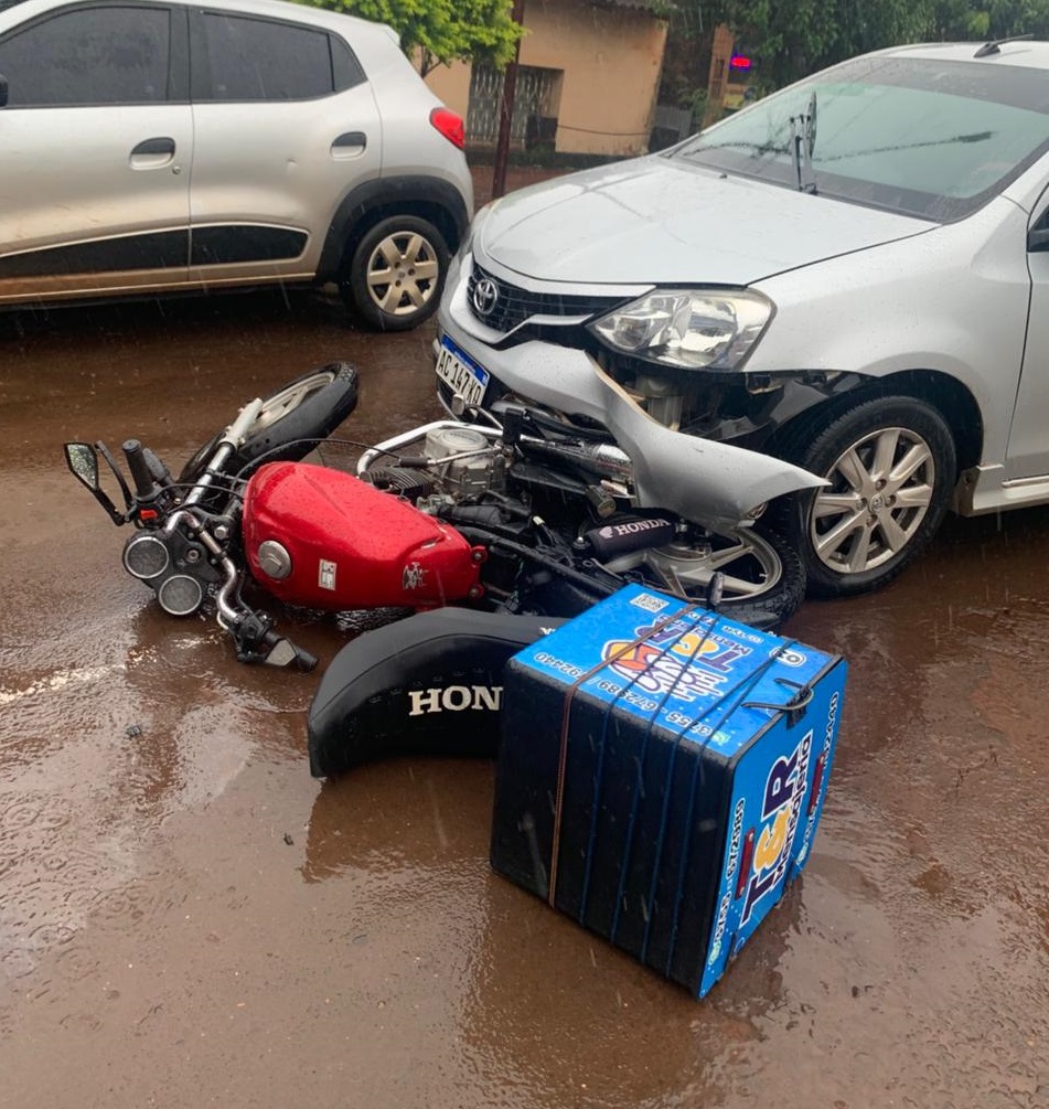 Motomandado resultó ileso tras choque con un auto en avenida Sarmiento