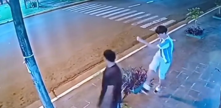 Sentido posteo de Doña Laura por accionar de jóvenes que destruyeron una planta frente al local