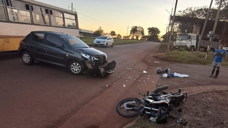 Motociclista herido tras choque frontal con un auto en la colectora de la 14