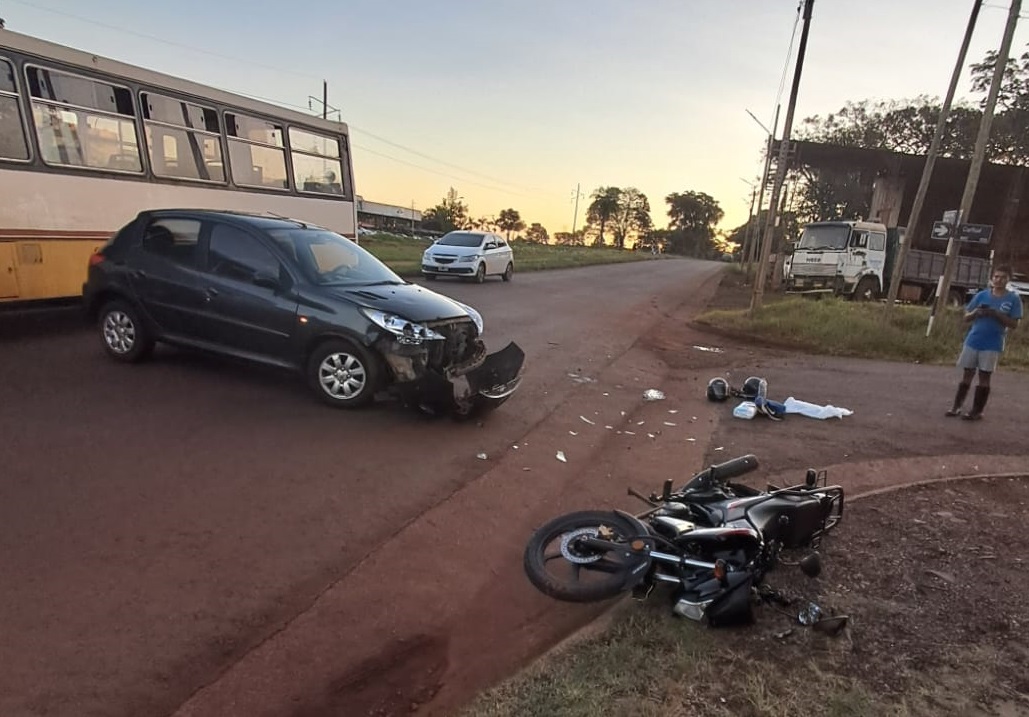 Motociclista herido tras choque frontal con un auto en la colectora de la 14