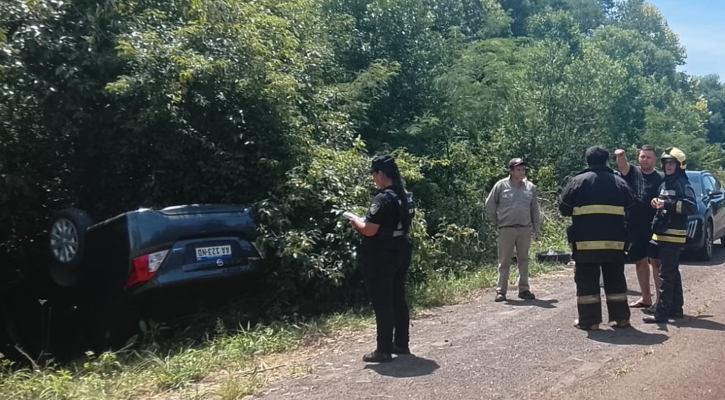 Dos nenas heridas tras despiste y vuelco de un coche en San Martín