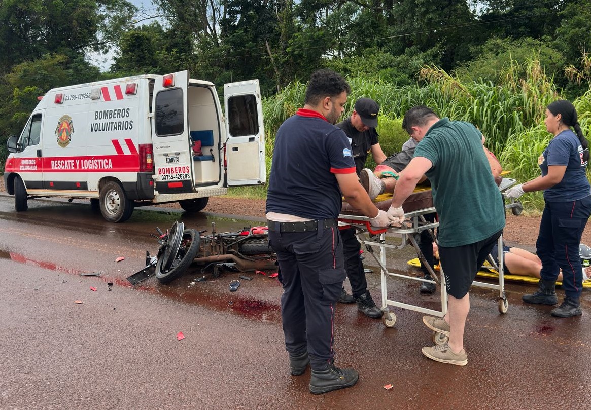 Dos heridos graves en un choque a metros del acceso a Los Helechos