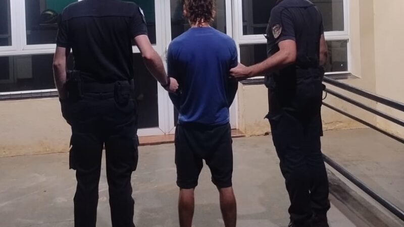 A punta de cuchillo le robó un par de crocs a su vecino en el barrio San José